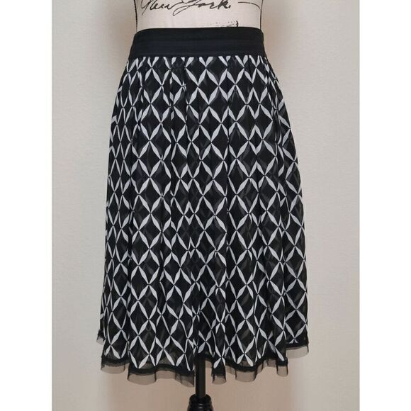 🖤🤍 WHITE HOUSE BLACK MARKET Geo Print Black White Tulle Trim Midi Skirt SIZE 2 - Picture 4 of 13